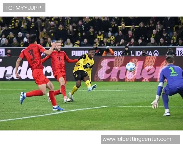 英超激战：多特蒙德与巴萨战平神扑瞬间引发转会热议