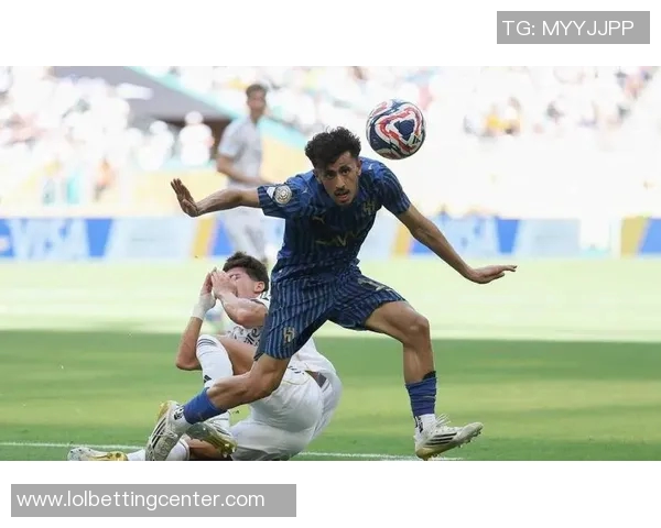 德甲焦点战巴黎圣日耳曼与本菲卡激战成平引发争议判罚热议