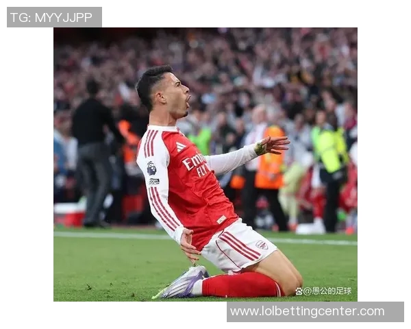 足总杯激战曼城与阿森纳平局关键时刻引爆全场激情瞬间集锦 足总杯激战曼城与阿森纳平局关键时刻引爆全场激情瞬间集锦